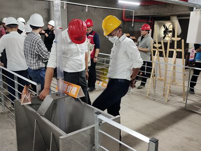 单双面不锈钢猪用食槽比较
